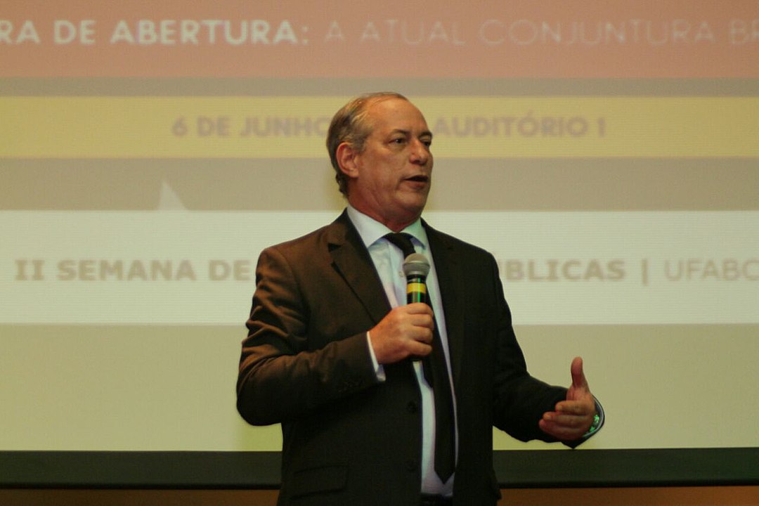 Ciro Gomes discursando em uma palestra.