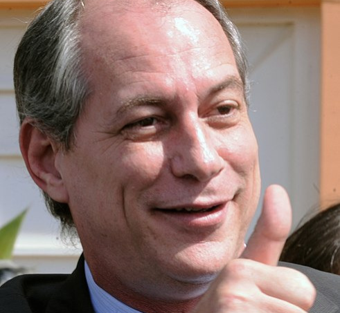Roosewelt Pinheiro / Agência Brasil / Canva / Wikimedia Commons Ciro Gomes fazendo o sinal de positivo com o polegar.