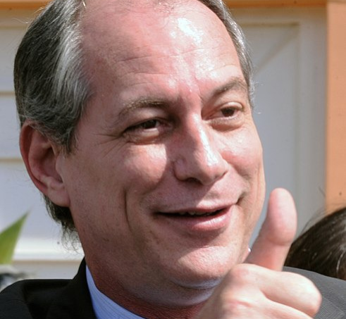 Ciro Gomes fazendo o sinal de positivo com o polegar.