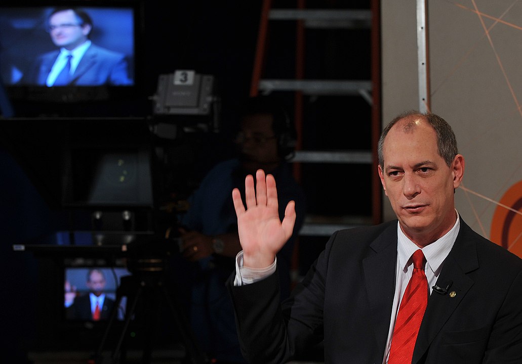 Marcello Casal Jr. / Agência Brasil / Wikimedia Commons Ciro Gomes com a mão erguida em meio a uma entrevista.