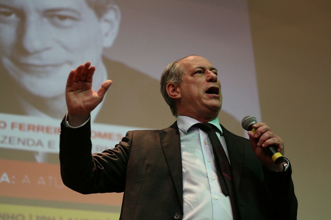 Ciro Gomes palestrando com um microfone na mão.