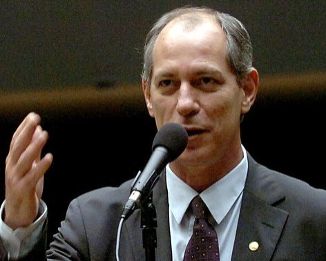 Gilberto Nascimento / Câmara dos Deputados / Canva / Wikimedia Commons Ciro Gomes discursando na Câmara dos Deputados