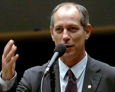 Ciro Gomes discursando na Câmara dos Deputados