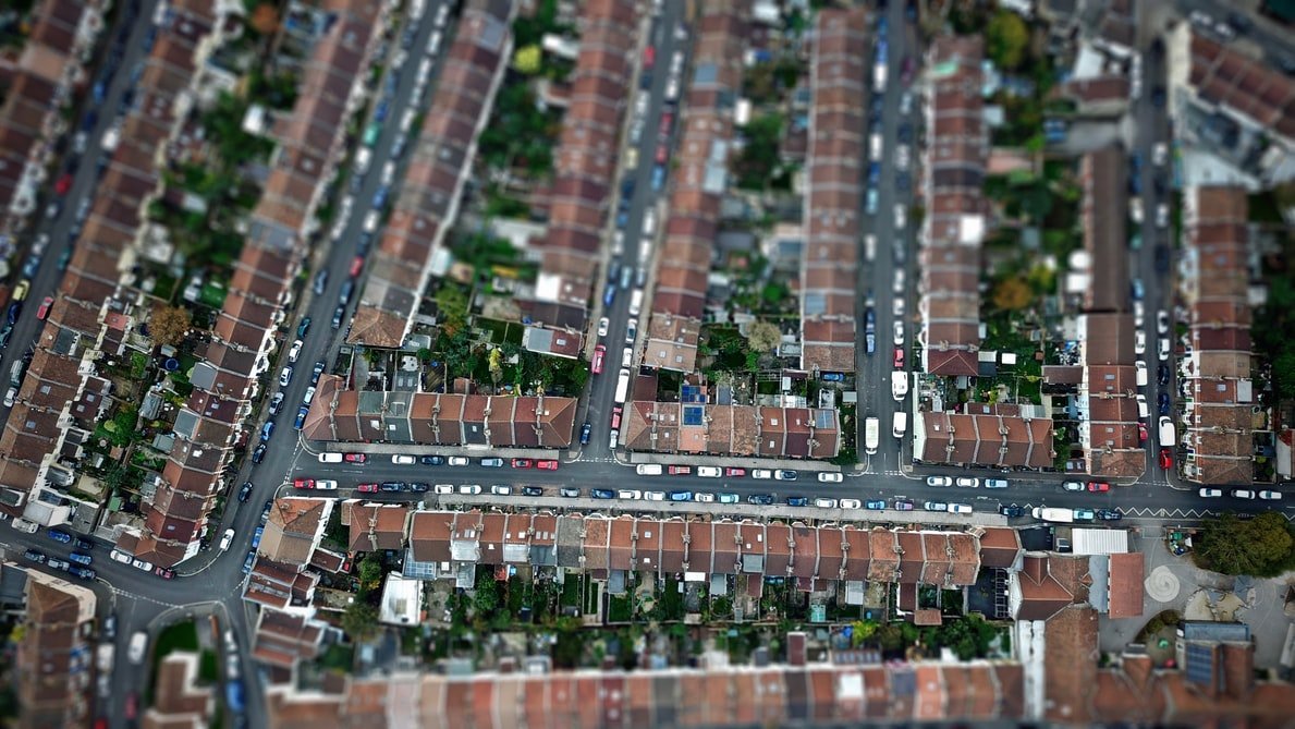 Vista aérea de uma vizinhança onde todas as casas possuem o mesmo tamanho.