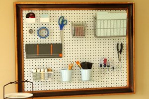 Painel com suportes para materiais de escritório como pastas, canetas e tesoura