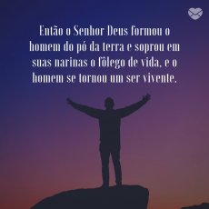 Parede verde com asas no centro. Uma mulher está sentada na frente das asas.