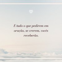 Pássaro voando sozinho entre nuvens e céu azul.