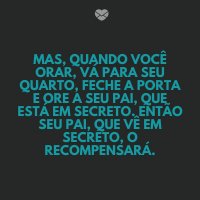 Mulher com os braços para cima e a cabeça olhando para cima. Ao fundo, um rio e vegetação.
