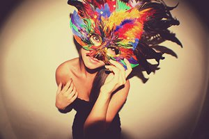 Mulher com máscara colorida.