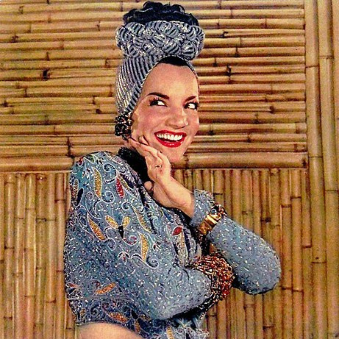 Carmen Miranda sorrindo, posando para o New York Sunday News.