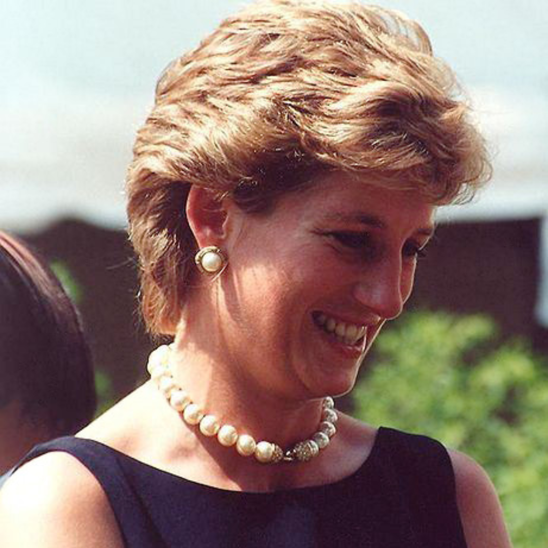 Princesa Diana sorrindo.
