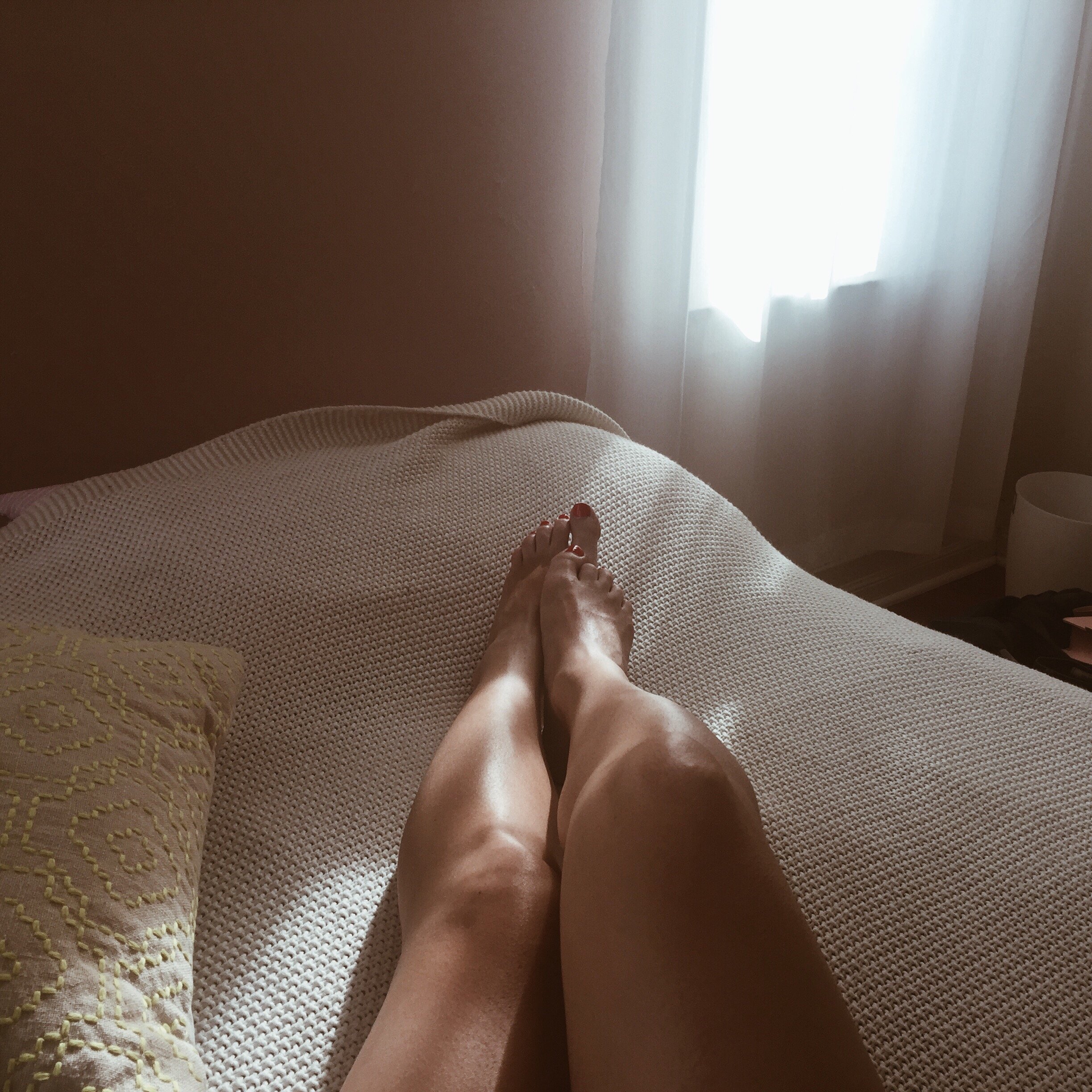 Pernas de uma mulher na cama