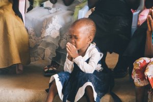 Pexels/Binti Malu Criança pequena com as mãos unidas em frente a seu rosto e os olhos fechados.