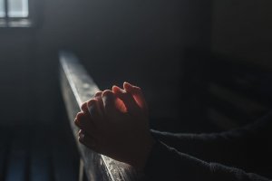 Pxfuel Pessoa com a palma das mãos unidas e dedos entrelaçados, apoiados em uma barra de madeira.