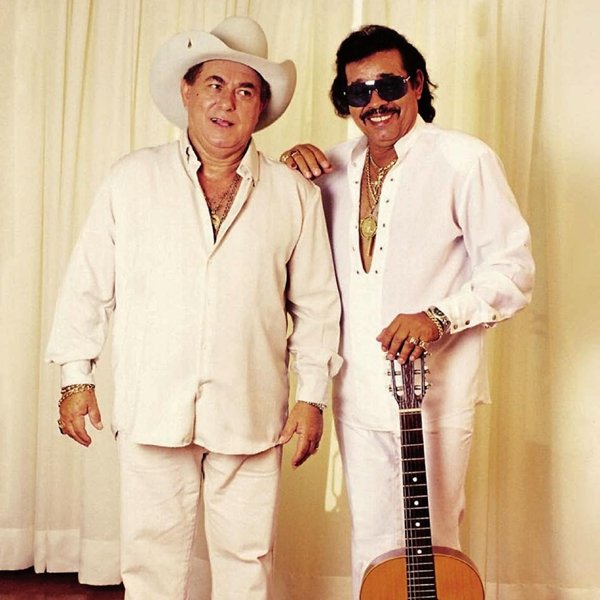 Milionário e José Rico posando para foto em 2002
