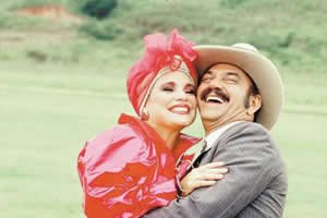 Rede Globo | Reprodução internet Personagens da novela Roque Santeiro abraçando-se e sorrindo em campo