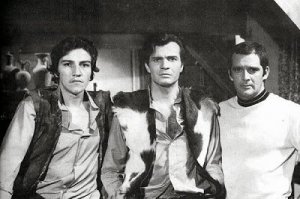 Reprodução internet | Cena de novela Dois Irmãos em preto e branco Atores dos personagens principais da novela Dois Irmãos em foto em preto e branco
