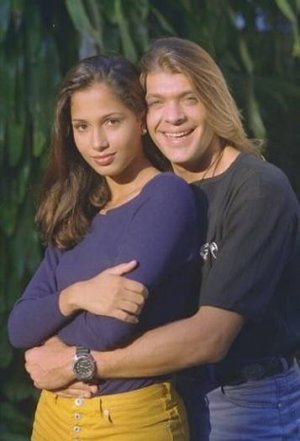 Reprodução internet | IMBD Camila Pitanga e Roberto Bataglin em cena na novela 'A Próxima Vítima'