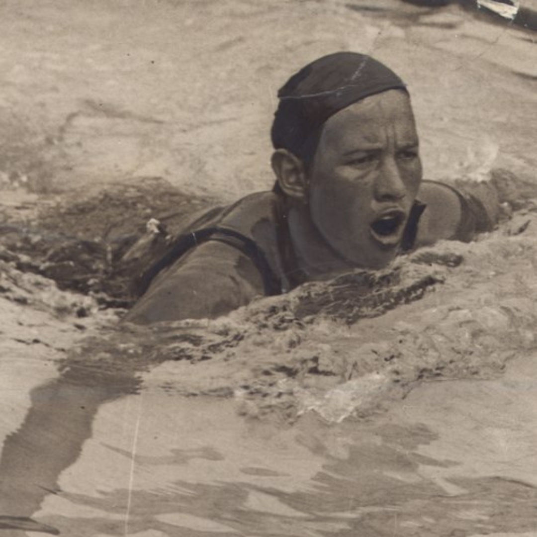 Maria Lenk nadando.