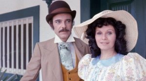 Shoujo Café | Reprodução internet Lucéçia Santos e Rubens de Falco em cena de novela Escrava Isaura de 1976
