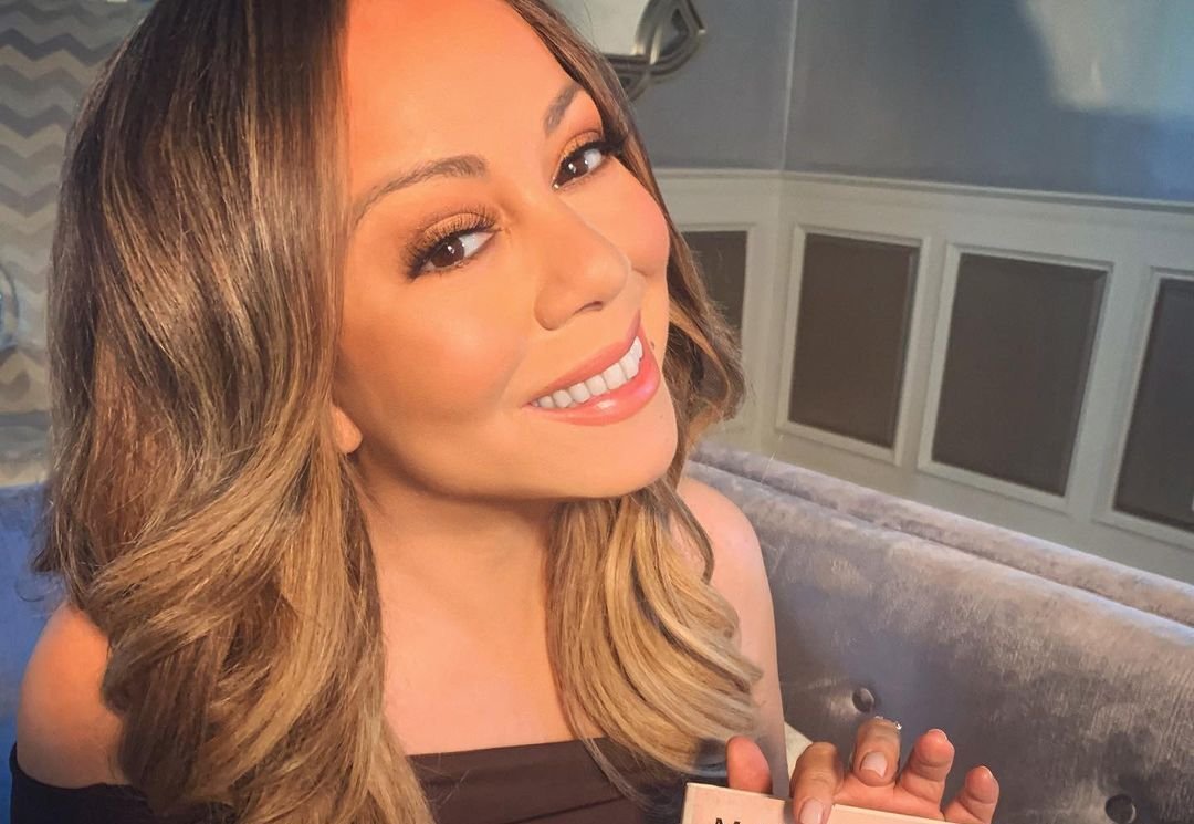 Reprodução Instagram / mariahcarey Mulher branca de cabelos longos e loiros, com expressão sorridente.