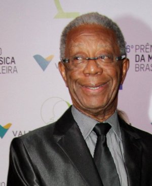 Ficheiro: Wikipedia Milton Gonçalves sorrindo