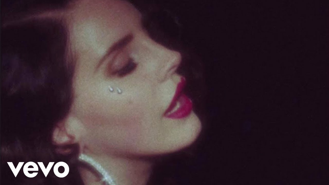 Thumbnail do vídeoclipe da música 'Young and beautiful' de Lana del Rey no YouTube