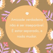 Mulher falando no ouvido da outra.