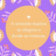 Duas amigas sentadas de costas.