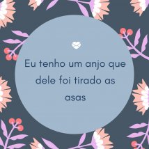 Amigas sentadas no chão.