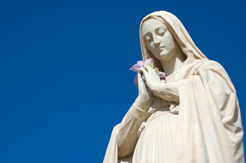 Estátua de Maria.