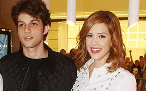 Revista Globo Casal um ao lado do outro sorrindo