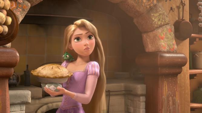 Rapunzel com seu camaleão no ombro e uma torta em mãos