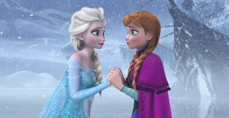 Anna e Elsa de mãos dadas na neve