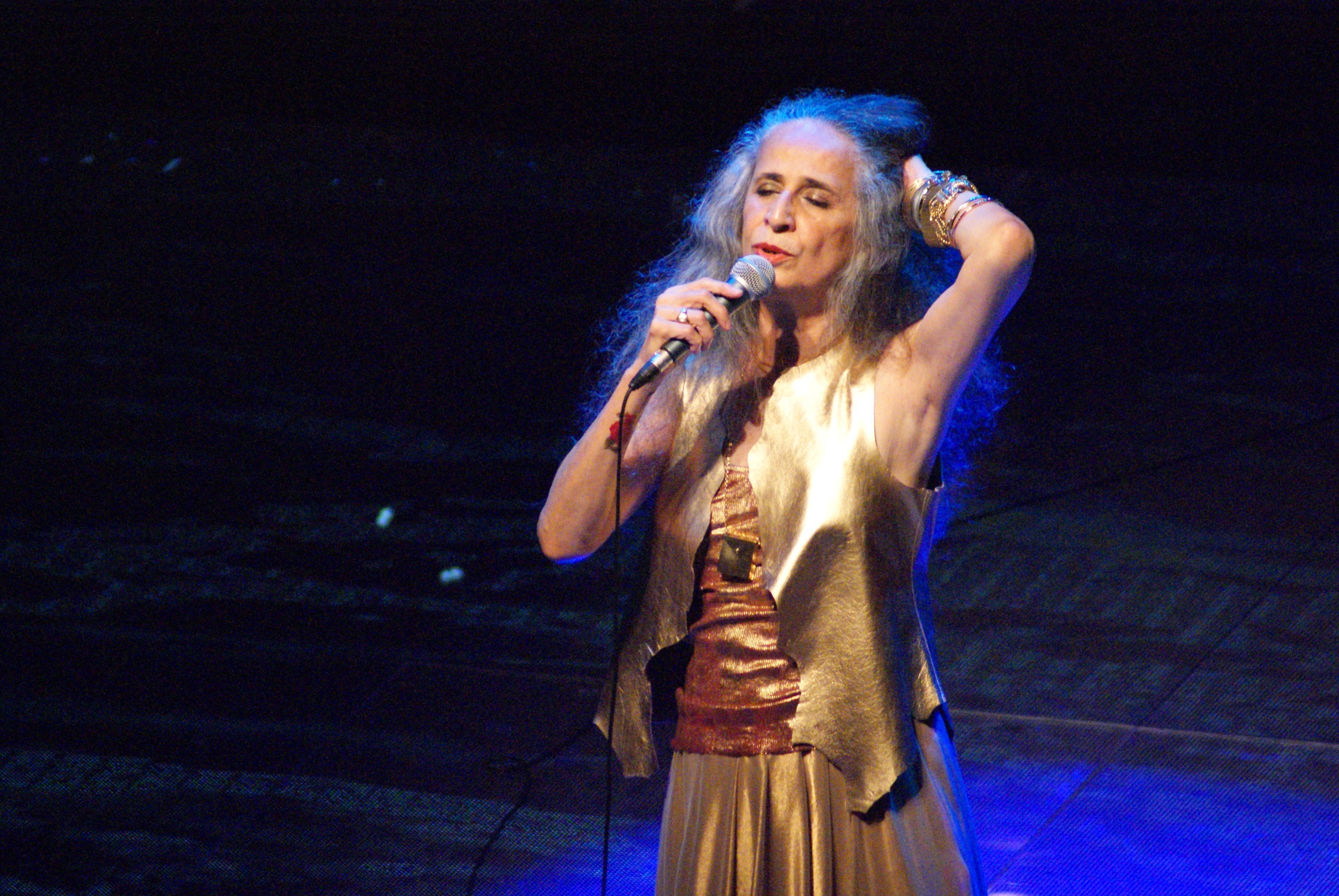 Maria Bethânia no palco cantando