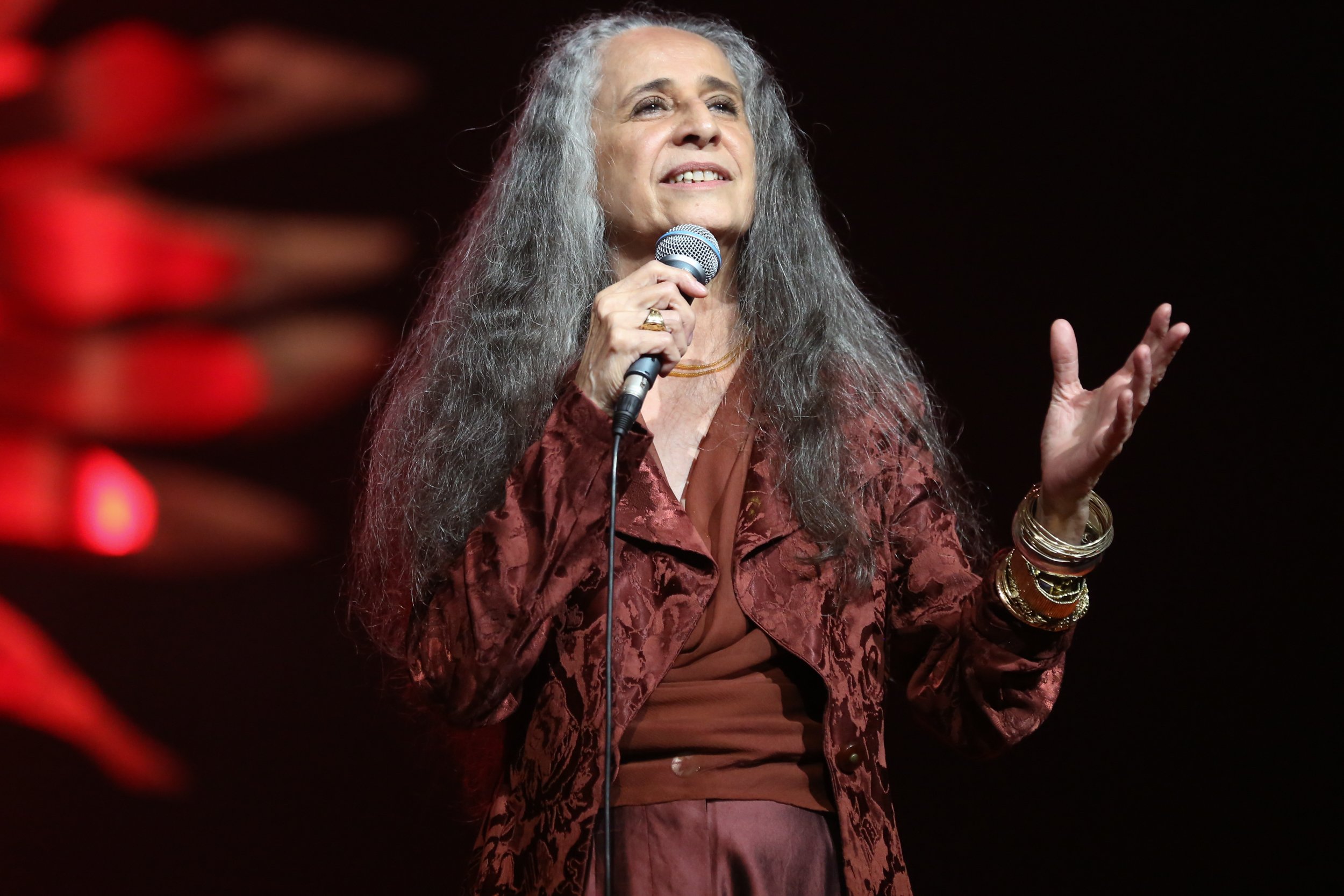 Maria Bethânia no palco cantando