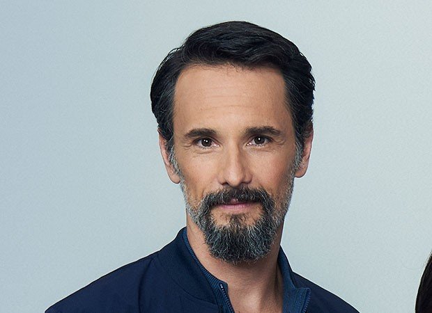 Netflix/Pedro Pinho Rodrigo Santoro com cavanhaque olhando para a câmera.