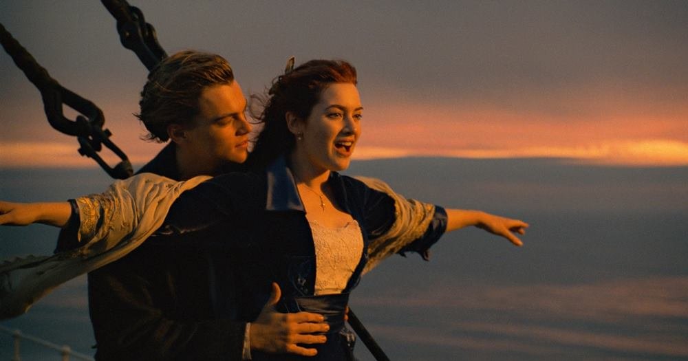 Leonardo DiCaprio como Jack e Kate Winslet como Rose durante uma cena de Titanic em que os dois estão na beira do navio