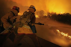 Bombeiros apagando incêndio