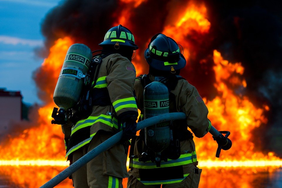 Dois bombeiros olhando para incêndio