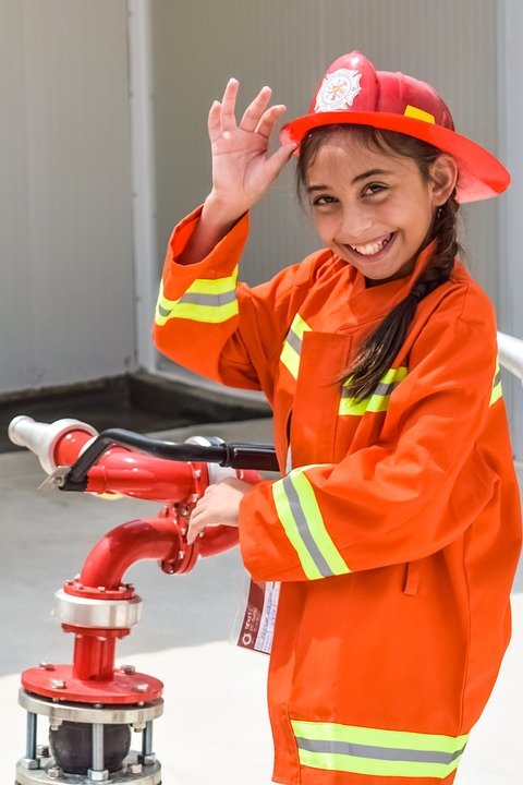 Criança vestida de bombeira