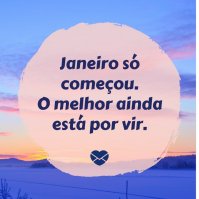 Homem mexendo no celular.