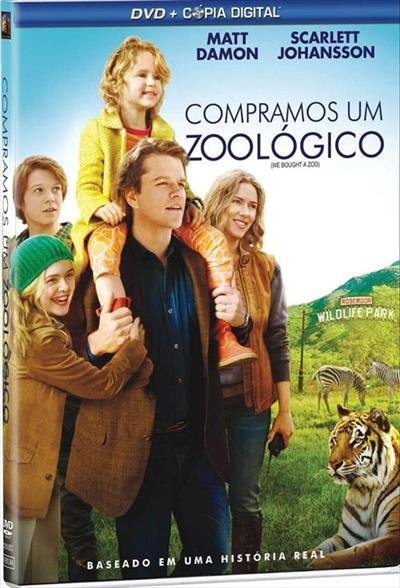 Família protagonista em poster de divulgação do filme 'Compramos um Zoológico'