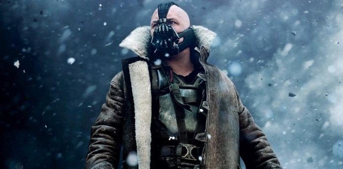 Tom Hardy como Bane em 'Batman: O Cavaleiro das Trevas Ressurge', com uma máscara que cobre seu rosto quase por completo.