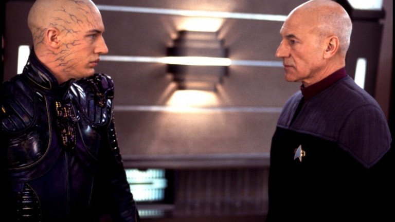 Tom Hardy com Patrick Stewart em cena de 'Star Trek: Nemesis'.