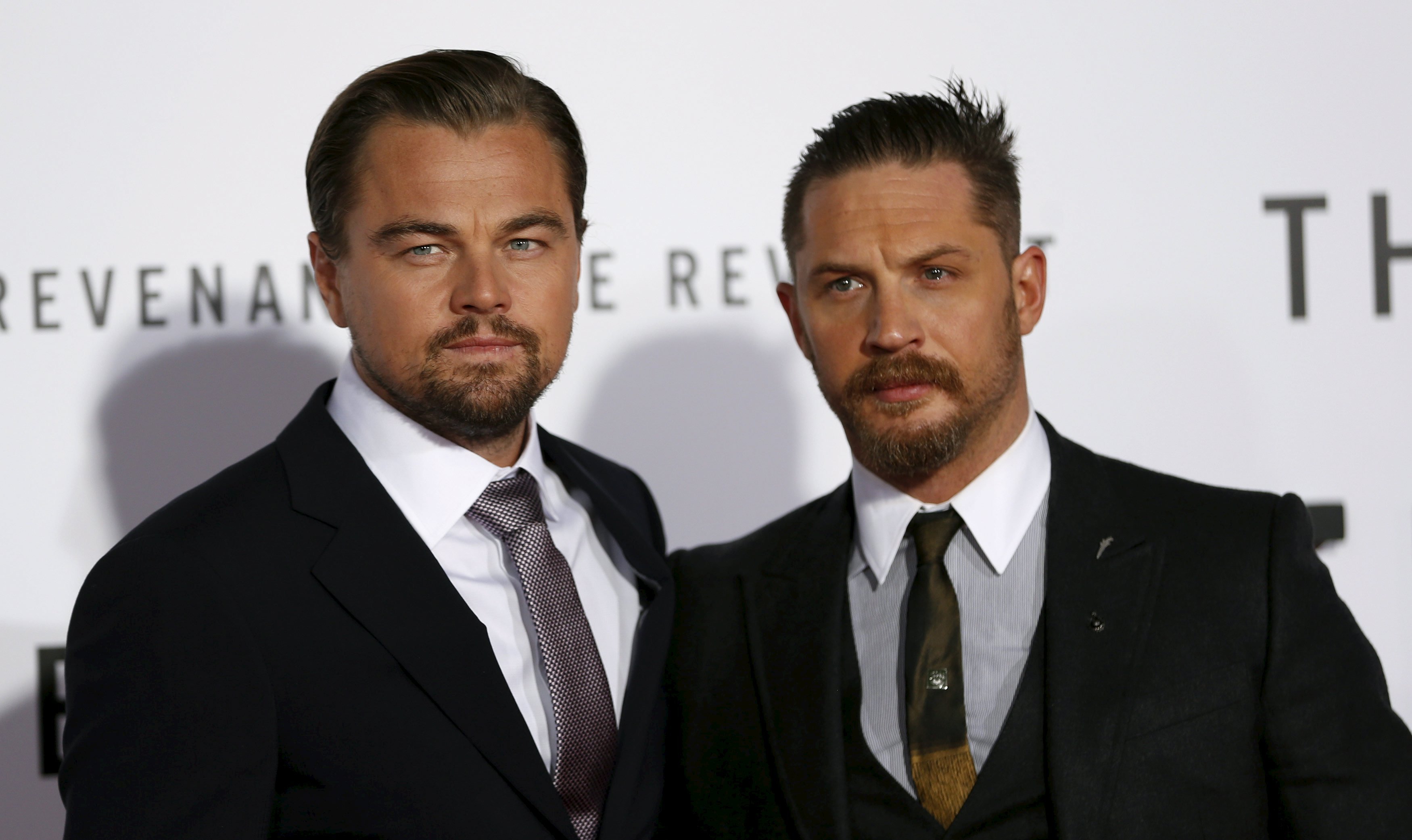 Leonardo DiCaprio e Tom Hardy posando para fotos na estreia do filme 'O Regresso'.