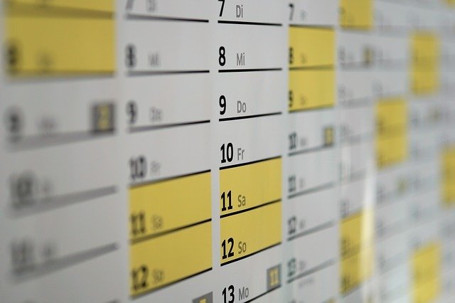 Calendário com datas em amarelo