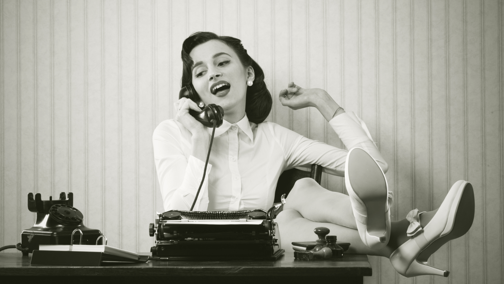 Cenário vintage de uma mulher falando no telefone, enquanto está sentada em uma mesa