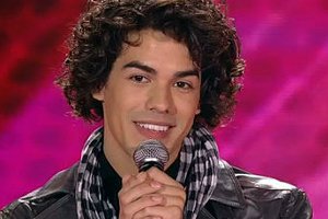 Sam Alves cantando no The Voice Brasil