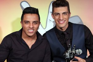 Danilo Reis e Rafael segurando o troféu do The Voice Brasil